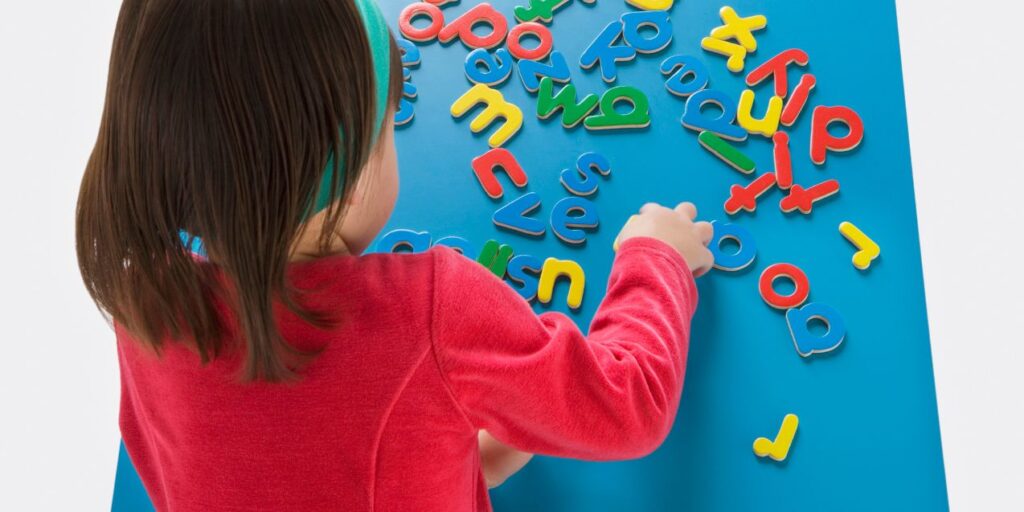 teaching spelling to child with multisensory activities